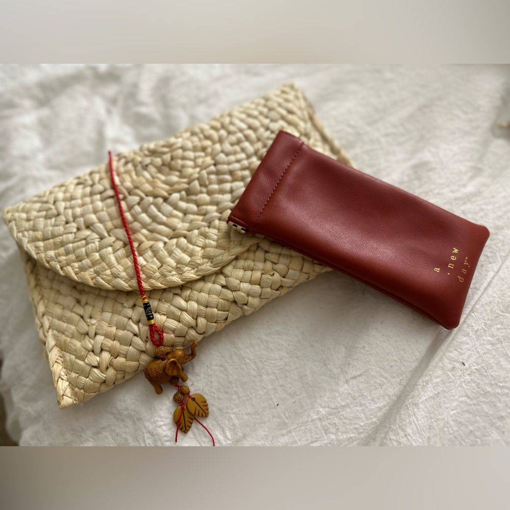 Woven clutch